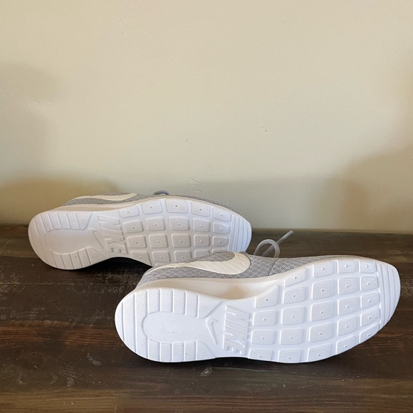New without box Nike gray grey white size 7 lightweight sneakers - Picture 11 of 13